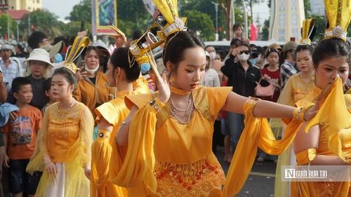 “Xem các đoàn diễu hành của các Hội quán, tôi khá thích thú. Mỗi đoàn có trang phục, đội hình và cách trình diễn khác nhau, tạo nên không khí rất đặc trưng và sinh động. Đây là trải nghiệm mà nếu có dịp, tôi muốn quay lại tham dự”, chị Quyên chia sẻ.