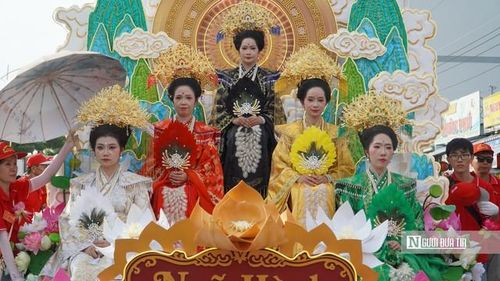 Trao đổi với Người Đưa Tin, các bạn Mỹ Chi, Tường Vy, Phương Mai, Hoàng Lan, Huyền Vy - Nhóm Ngũ hành tôn thần - Hội quán Phúc Kiến chia sẻ rằng đã có hơn 18 năm gắn bó với Lễ hội Nghinh Ông. Từ khi còn nhỏ, các chị đã tham gia đoàn rước lễ và cảm nhận niềm tự hào, hạnh phúc khi được góp phần gìn giữ nét đẹp văn hóa truyền thống. Đến nay, niềm vinh dự ấy tiếp tục được trao truyền cho thế hệ sau khi các thành viên cùng gia đình, con em tham gia đoàn rước. "Mỗi lần tham gia là một lần chúng tôi cảm thấy phải chỉn chu hơn trong hình ảnh, câu chuyện và thông điệp muốn gửi gắm đến mọi người. Chúng tôi hy vọng sẽ tiếp tục được cống hiến hết mình cho lễ hội trong nhiều năm nữa", các thành viên Nhóm Ngũ Hành Tôn Thần bày tỏ.