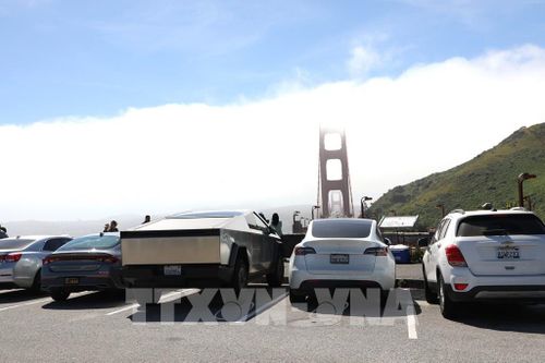 Xe Tesla Cybertruck cùng nhiều mẫu ô tô khác của khách du lịch đậu tại một điểm ngắm cảnh cầu Cổng Vàng (Golden Gate) ở San Francisco, bang California. Ảnh: Đoàn Hùng - PV TTXVN tại Mỹ