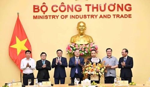 Phó Thủ tướng Thường trực Phạm Gia Túc; Bí thư Đảng uỷ, Bộ trưởng Bộ Công Thương Lê Mạnh Hùng; cùng các Ủy viên Ban Thường vụ Đảng ủy Bộ chúc mừng Thứ trưởng Nguyễn Việt Sơn.