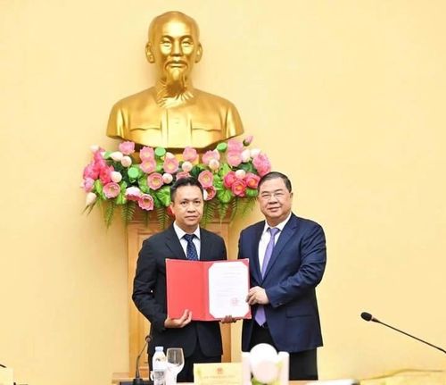 Ủy viên Bộ Chính trị, Phó Thủ tướng Thường trực Phạm Gia Túc trao quyết định bổ nhiệm Thứ trưởng Bộ Công Thương Nguyễn Việt Sơn. Ảnh Bộ Công Thương