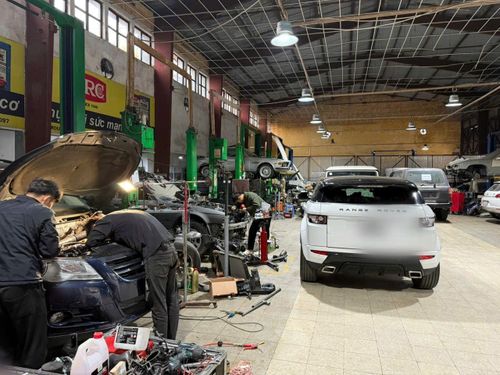 Đưa xe đến các garage ô tô để kiểm tra kỹ lưỡng động cơ, khung gầm là bước quan trọng giúp người mua tránh được rủi ro "tiền mất tật mang". (Ảnh: Phương Linh).