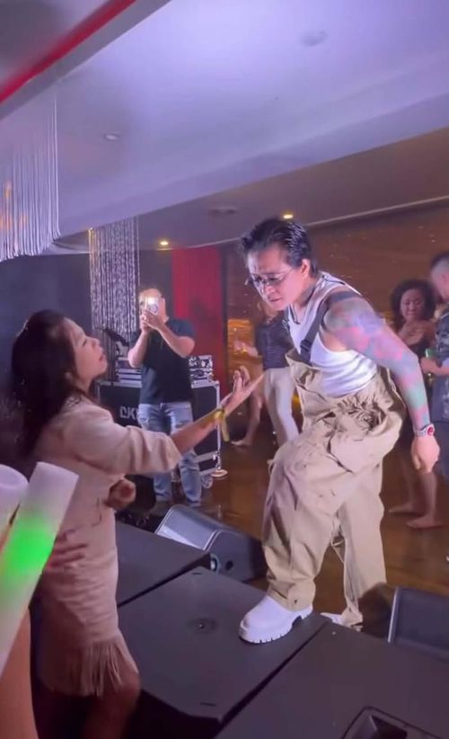 Tuy nhiên nhiều cư dân mạng cho rằng đoạn clip này có thể là clip cũ bởi Tuấn Hưng chưa có cập nhật gì về tình hình biểu diễn sau khi sang Mỹ.