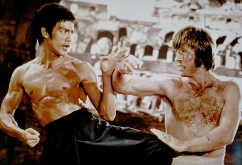 Trận đấu giữa Lý Tiểu Long và Chuck Norris tại đấu trường La Mã là một trong những màn đối đầu kinh điển nhất của điện ảnh võ thuật.