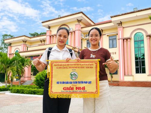 Phát huy sức trẻ và tinh thần nhiệt huyết, chị Phượng (bên trái) tích cực tham gia các phong trào, hoạt động tại địa phương.