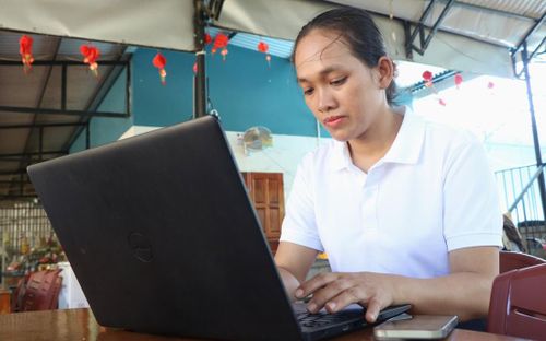 Chị Nguyễn Thị Ly tranh thủ xử lý công việc của thôn sau hai tháng nhận nhiệm vụ Trưởng thôn Phú Vinh
