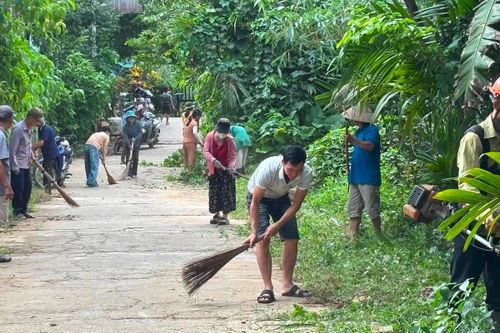 Người dân thôn Phú Vinh tham gia dọn vệ sinh, góp sức xây dựng cảnh quan khu dân cư xanh, sạch, đẹp.