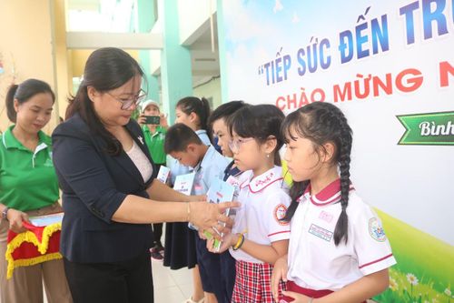 Bà Nguyễn Thị Minh Hậu, Phó Chủ tịch Ủy ban MTTQ Việt Nam phường Bình Hưng Hòa, Chủ tịch Hội LHPN phường, trao học bổng Nguyễn Thị Minh Khai đến các em học sinh cấp 1.