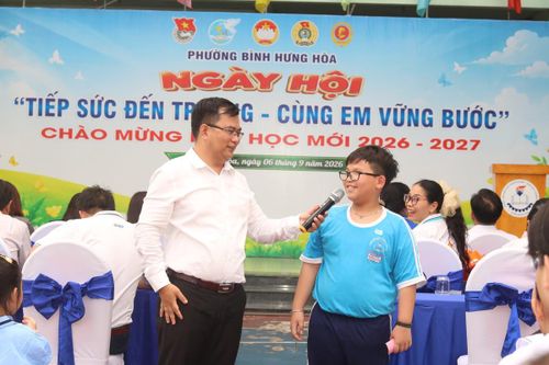Thầy Châu Thanh Phong đặt nhiều câu hỏi tình huống để hướng dẫn các em học sinh cách bảo vệ bản thân, tránh bị xâm hại.