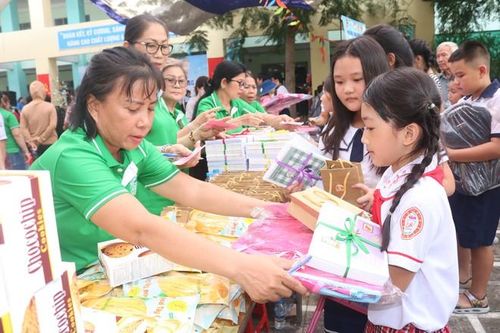 Gian hàng “Chia sẻ yêu thương”  gửi nhiều phần quà ý nghĩa đến các em học sinh.