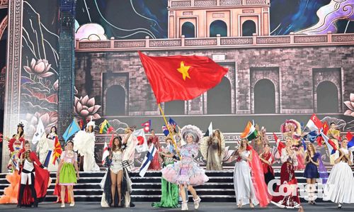 Đại diện Việt Nam, thí sinh Lê Nguyễn Bảo Ngọc phất cao lá cờ Tổ quốc trên sân khấu Miss World 2026.