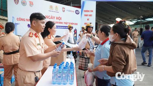 Các chiến sĩ CSGT trao quà cho công nhân.