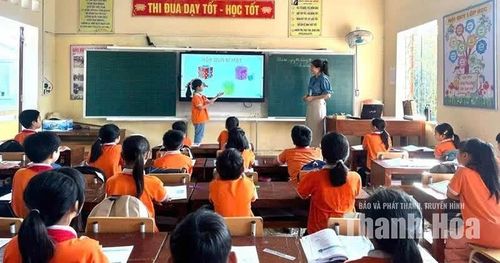 Ứng dụng công nghệ số trong lớp học sẽ phát huy tính chủ động và năng lực tự học của học sinh (giờ học môn Lịch sử và Địa lý tại lớp 4A, Trường Tiểu học Như Thanh 1).