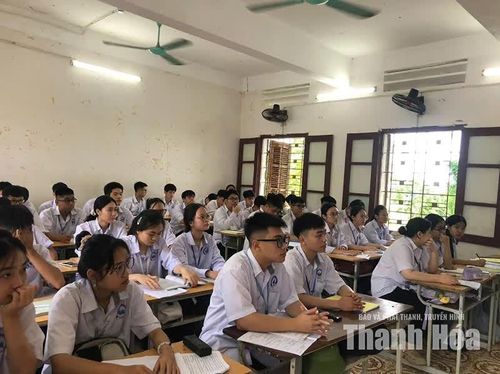 Giảm áp lực về điểm số, giáo viên sẽ có điều kiện đánh giá học sinh thực chất hơn (giờ học môn Toán của học sinh lớp 11B1, Trường THPT Lê Văn Hưu).