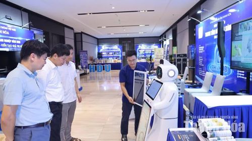 Robot hỗ trợ thủ tục hành chính được trưng bày, giới thiệu tại Hội nghị đối thoại với doanh nghiệp 2026.
