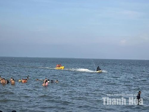 Mô tô nước, phao chuối... là những trò chơi hấp dẫn dưới biển.