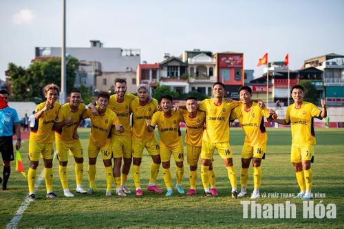 CLB Thanh Hoá ăn mừng bàn mở tỉ số đầy cảm xúc.