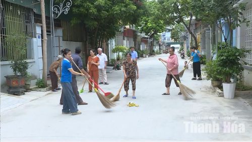 Nhân dân phố 3 dọn dẹp vệ sinh môi trường tại các ngõ phố.
