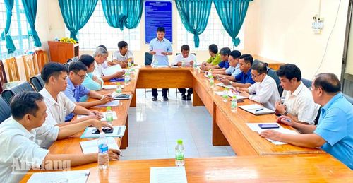 Đọc quyết định xử phạt đối với quán cà phê Lưng Chừng.