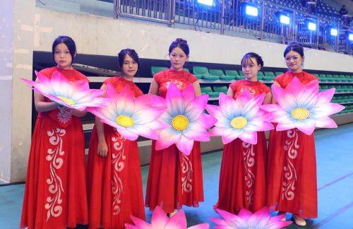  Học sinh nữ tham gia khối đồng diễn tại chương trình khai mạc. 