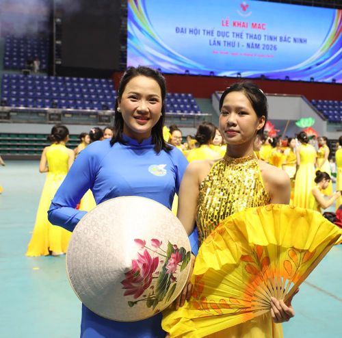  Mẹ con chị Nguyễn Thị Lan Anh và cháu Nguyễn Ngọc Yến Nhi (phường Bắc Giang) cùng tham gia khối đồng diễn tại lễ khai mạc. 