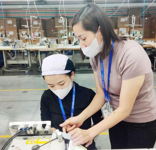  Công nhân mới tại Công ty trách nhiệm hữu hạn Crystal Martin Việt Nam được đào tạo nghề miễn phí trước khi ký hợp đồng lao động. 