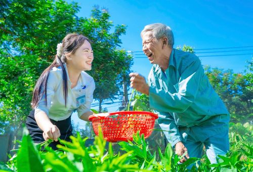 Khoảnh khắc vui vẻ của bệnh nhân và kỹ thuật viên trong quá trình chuẩn bị bữa trưa.