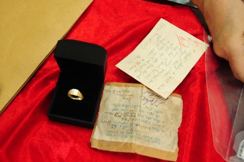 Nhẫn vàng, giấy tờ ông Nguyễn Hữu Phán gửi lúc đi B được trao trả cho người thân. Ảnh: C.P