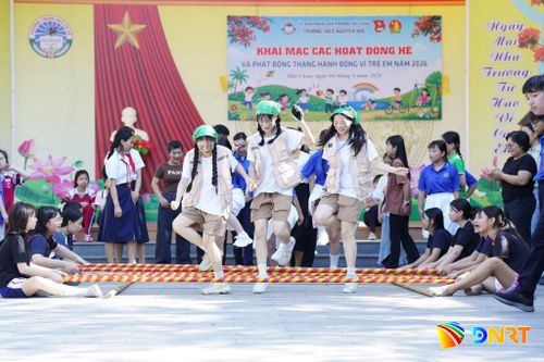 Học sinh THCS tại phường Hải Châu nhảy sạp trong các hoạt động hè 2026. Ảnh: HOÀNG SA