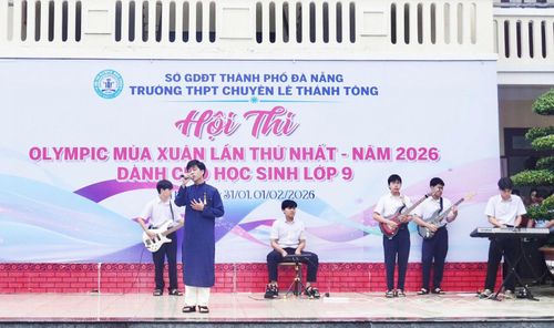 CLB văn nghệ Trường THPT Chuyên Lê Thánh Tông biểu diễn trong một sự kiện của trường. Ảnh: NTCC