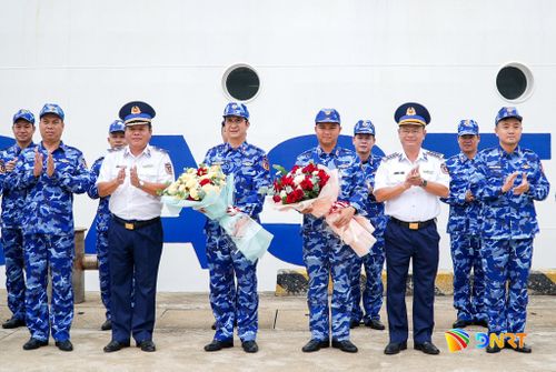 Lãnh đạo Bộ Tư lệnh Vùng Cảnh sát biển 2 tặng hoa chúc mừng cán bộ, chiến sĩ tàu CSB 8002. Ảnh: HỒ QUÂN