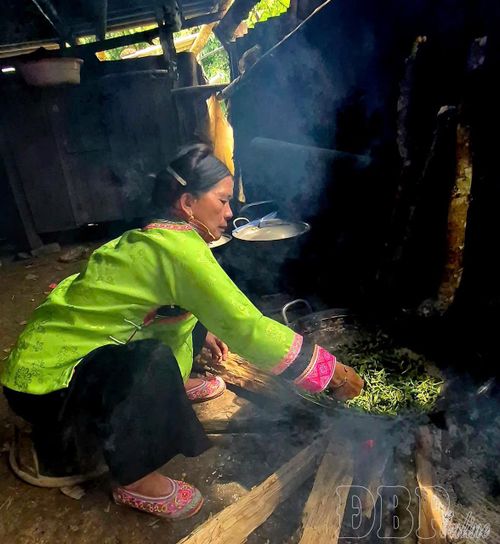 Bà Sần Thoàn Hủi, bản Thèn Pả, xã Na Sang sao chè thủ công.