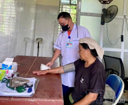 Người dân khám sàng lọc tăng huyết áp tại Trạm Y tế xã Sính Phình.