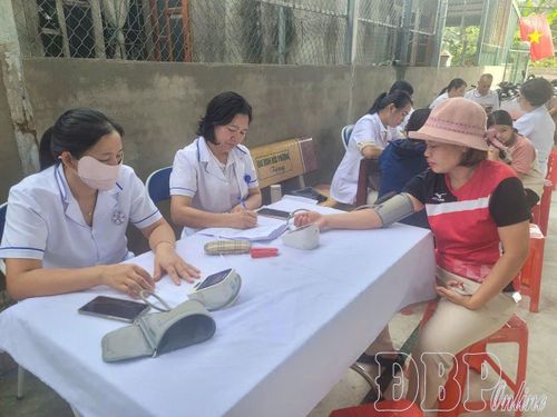 Người dân phường Mường Thanh khám bệnh miễn phí.