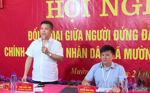 Lãnh đạo cấp ủy, chính quyền xã Mường Mùn đối thoại với người dân.