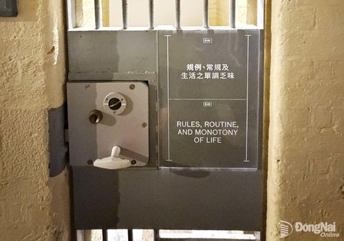 Hệ thống khóa cửa kiên cố tại các buồng giam của nhà tù Victoria.
