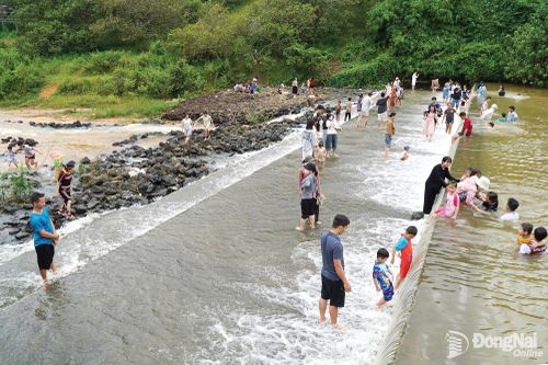Đập tràn Tà Lài thu hút đông du khách đến vui chơi.
