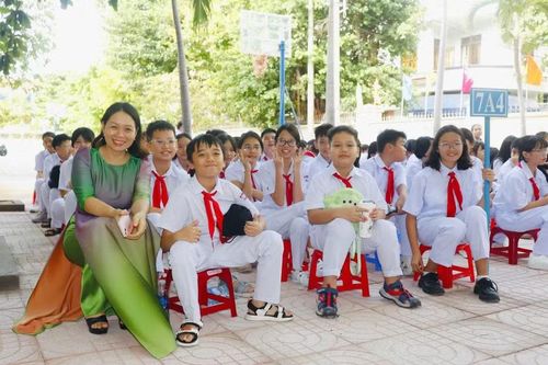  Lễ khai giảng năm nay cũng là lần đầu thầy và trò trường THCS Lương Thế Vinh và THCS Ngô Văn Sở cùng đón năm học mới với tên trường mới Trường THCS Lương Thế Vinh. Ảnh: Hồ Điểm 