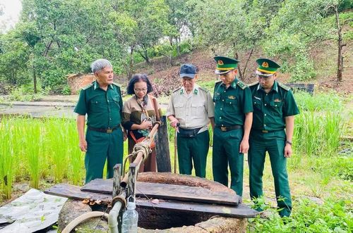 Các nhân chứng lịch sử tham quan những chứng tích tại vị trí đóng quân cũ của Đồn Biên phòng 649. Ảnh: Thanh Bình