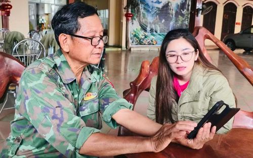 Ở tuổi 63, ông Ngô Công Đoan vẫn chủ động tiếp cận, thích nghi và làm chủ công nghệ số trong cuộc sống. Ảnh: P.D