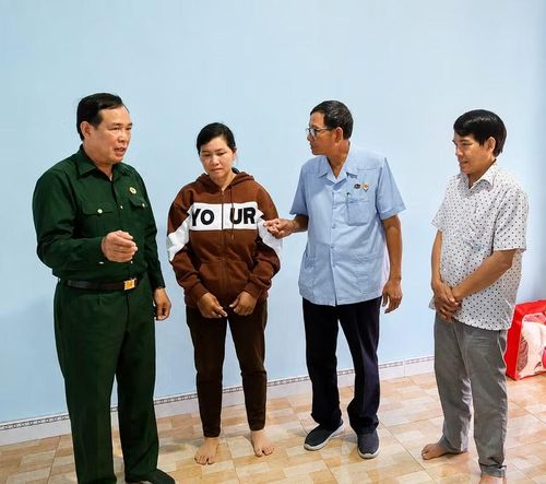Ông Ngô Công Đoan (thứ 2 từ phải sang) thăm hỏi gia đình hội viên cựu chiến binh được hỗ trợ nhà Nghĩa tình đồng đội ở xã Ia Dơk. Ảnh: A.H