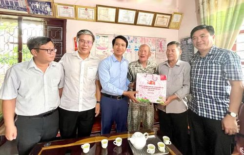 Phó Bí thư Tỉnh ủy, Chủ tịch Ủy ban MTTQ Việt Nam tỉnh Nguyễn Ngọc Lương (thứ 3 từ trái sang) thăm hỏi ông Lưu Thế Quý nhân kỷ niệm 79 năm Ngày Thương binh - Liệt sĩ. Ảnh: P.D