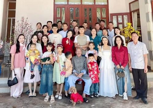Ông Lưu Thế Quý (ngồi hàng đầu) chụp ảnh cùng các con, các cháu dịp Tết Nguyên đán 2026. Ảnh: NVCC
