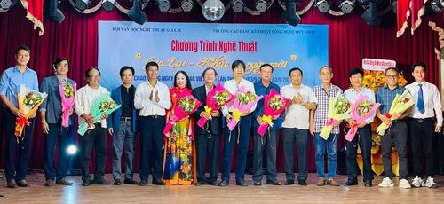 Ban tổ chức tặng hoa cho các nhạc sĩ có ca khúc biểu diễn tại chương trình. Ảnh: Hoàng Vũ