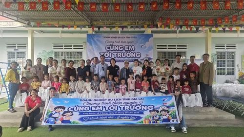  Nhóm thiện nguyện doanh nghiệp du lịch tỉnh Gia Lai trao tặng 250 suất quà cho các điểm làng của Trường Mầm non 1/5, xã Kbang. Ảnh: Phi Long 
