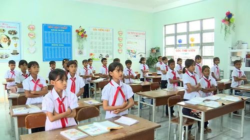  Các em học sinh lớp 5, Trường Phổ thông dân tộc Bán trú Tiểu học và THCS Krong trong đồng phục mới. Ảnh: Phi Long 