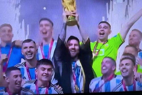 Lionel Messi nâng cao cúp vô địch World Cup 2022 cùng đội tuyển Argentina.