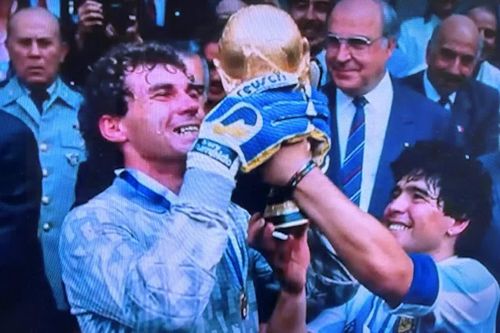 Diego Maradona nhận cúp vô địch World Cup 1986 cùng đội tuyển Argentina.