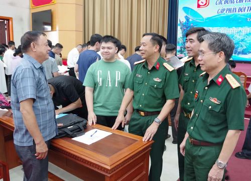 Lãnh đạo nhà trường trao đổi và động viên gia đình tân học viên.