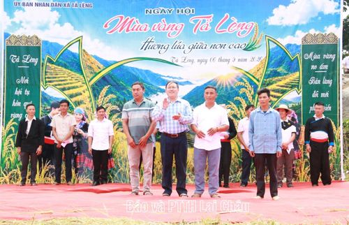 Ban Tổ chức trao giải nhất, nhì, ba cho các đội tham gia phần thi gặt lúa, đập lúa thủ công.